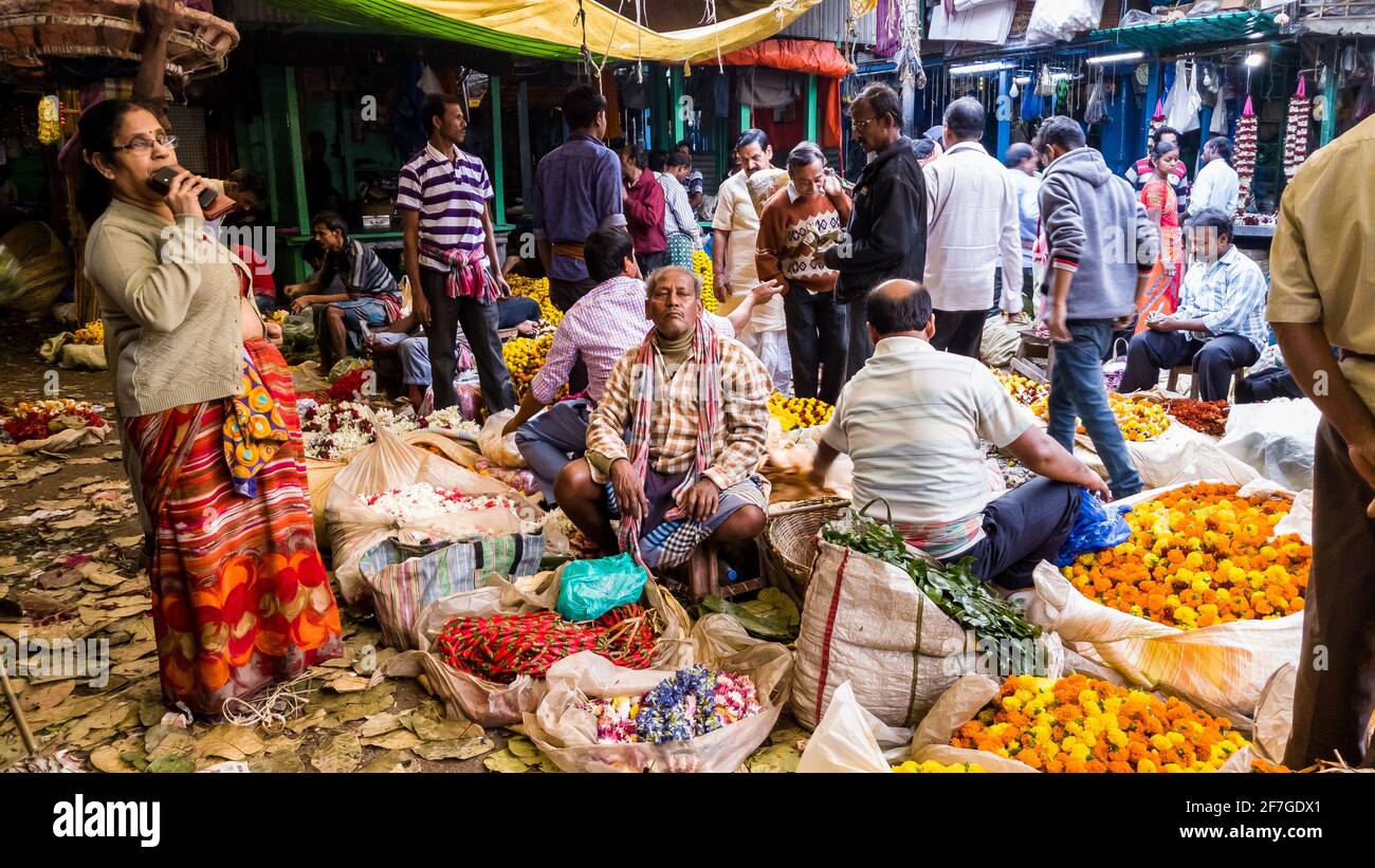 Kolkata, Bengale-Occidental, Inde - janvier 2018: Vendeurs de fleurs dans l'ancien marché aux fleurs de Mullick Ghat, très animé, dans la ville de Kolkata. Banque D'Images