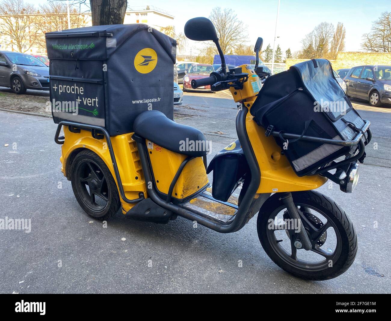 Paris banlieue, France - la poste livraison de coursier vélo électrique  garée dans une rue Photo Stock - Alamy