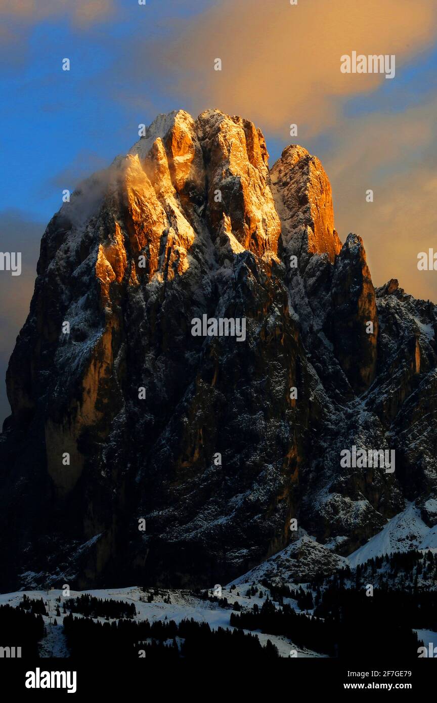 Dolomiten, Dolomiti, Südtirol, Italien, Winterpanorama mit Woolkenstimmung am schneebemattten Langkofel in Südtirol in den Dolomiten Banque D'Images