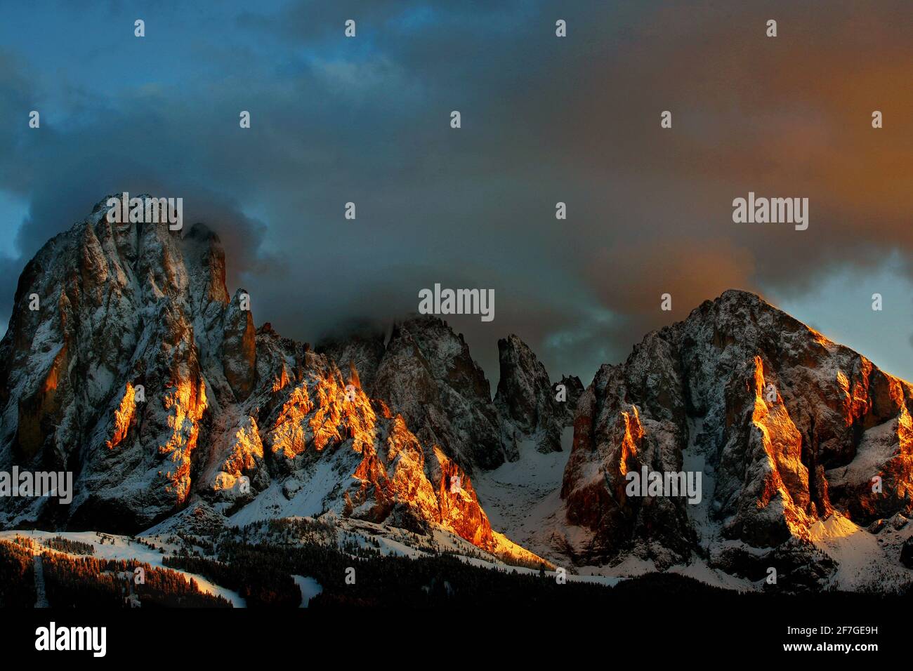 Dolomiten, Dolomiti, Südtirol, Italie, Winterpanorama mit Schnee,EIS, Fels, Wolken am schneebemattten Langkofel in Südtirol in den Dolomiten Banque D'Images