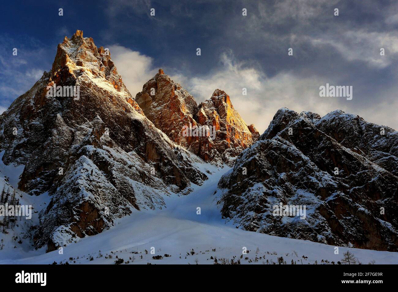 Südtirol, Berge, Gipfel, Winterpanorama an den schneebemattten leuchtenden 3 Schuster Spitzen in Sexten in Südtirol in den Dolomiten in Italien Banque D'Images