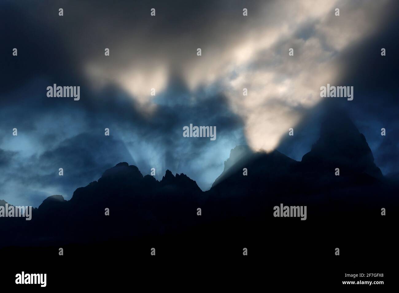 Winterpanorama mit attemberaubender Wolkenstimmung am schneebemattten Passo Rolle mit dem Pala Gipfel dans Südtirol dans den Dolomiten en Italie Banque D'Images