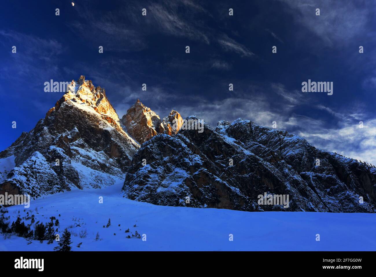 Winterpanorama an den schneebemattten leuchtenden 3 Schuster Spitzen in Sexten Dans Südtirol dans den Dolomiten en Italie Banque D'Images