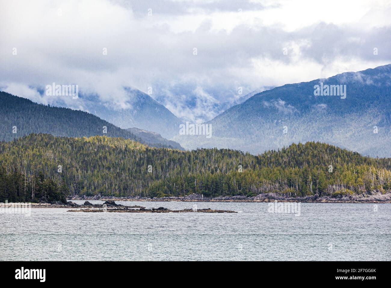 Une vue imprenable sur la côte nord-ouest du Pacifique à Princess Royal Island, Colombie-Britannique, Canada - vue depuis un bateau de croisière naviguant dans le passage intérieur Banque D'Images