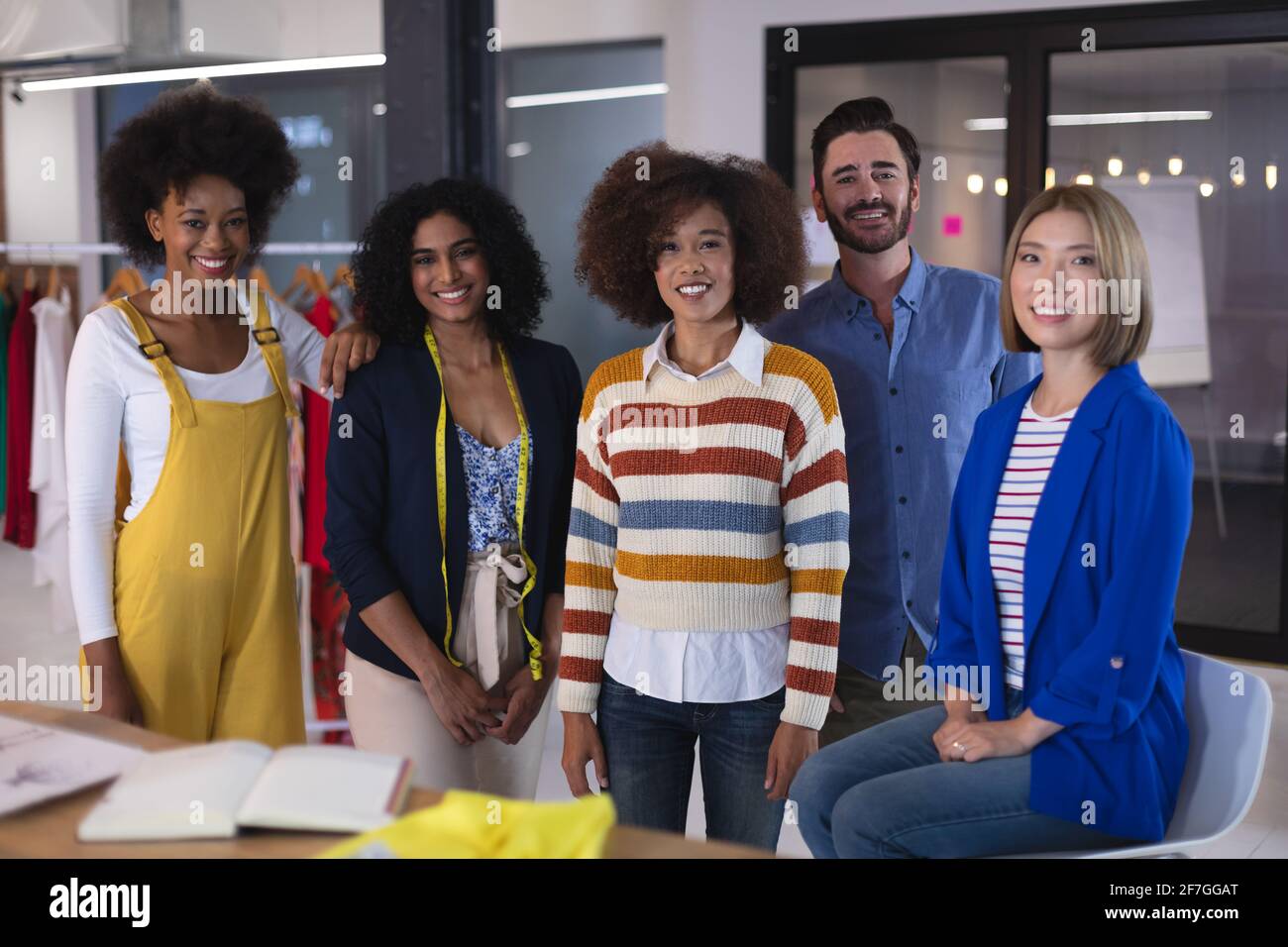 Portrait d'un groupe de collègues créateurs de mode qui se tournent vers l'appareil photo sourire Banque D'Images
