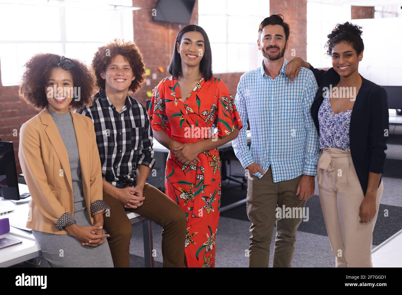Portrait d'un groupe de collègues d'affaires divers à l'écran du bureau à l'appareil photo souriant Banque D'Images