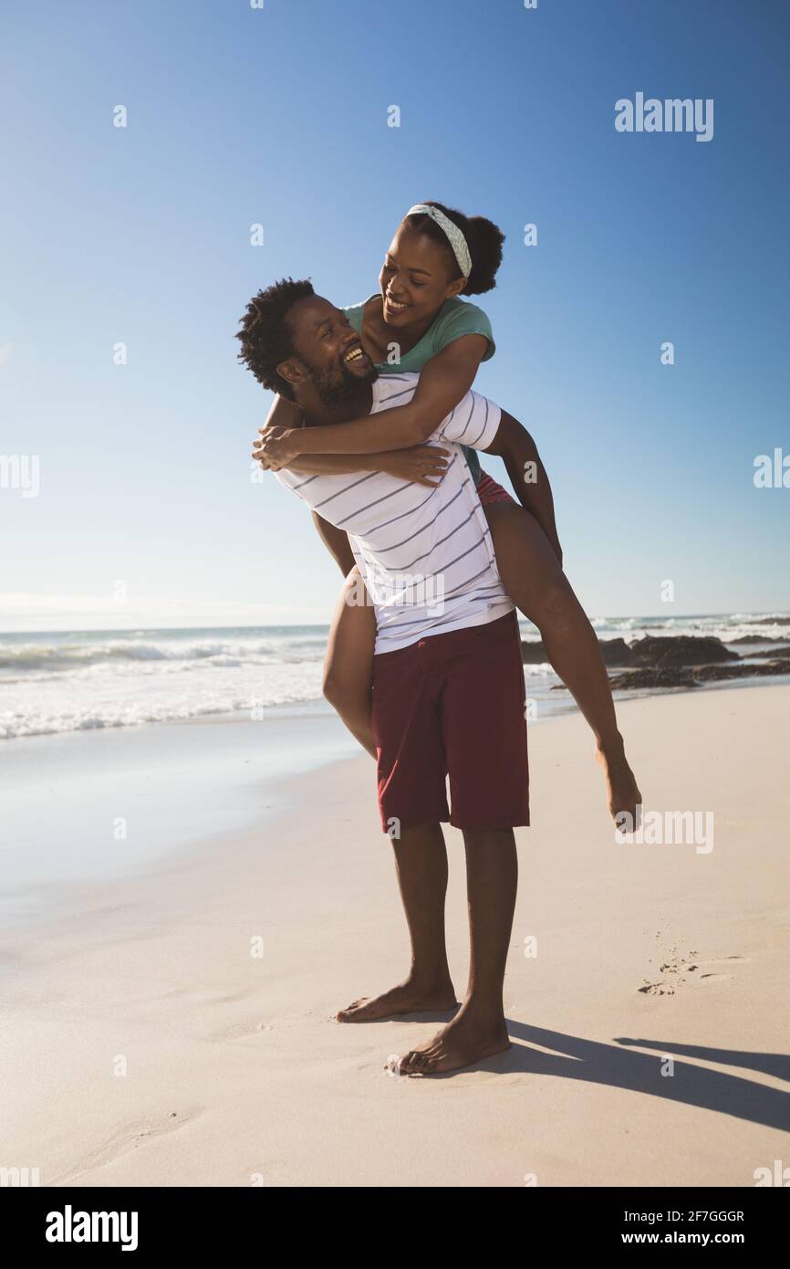 Heureux couple afro-américain sur la plage de pigegydorking regardant les uns les autres Banque D'Images