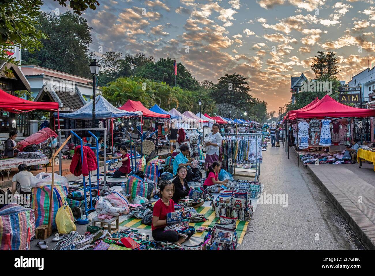 Marché de nuit avec étals vendant des vêtements colorés, du textile et des souvenirs dans la ville de Luang Phabang / Luang Prabang / Louangphabang, Laos Banque D'Images