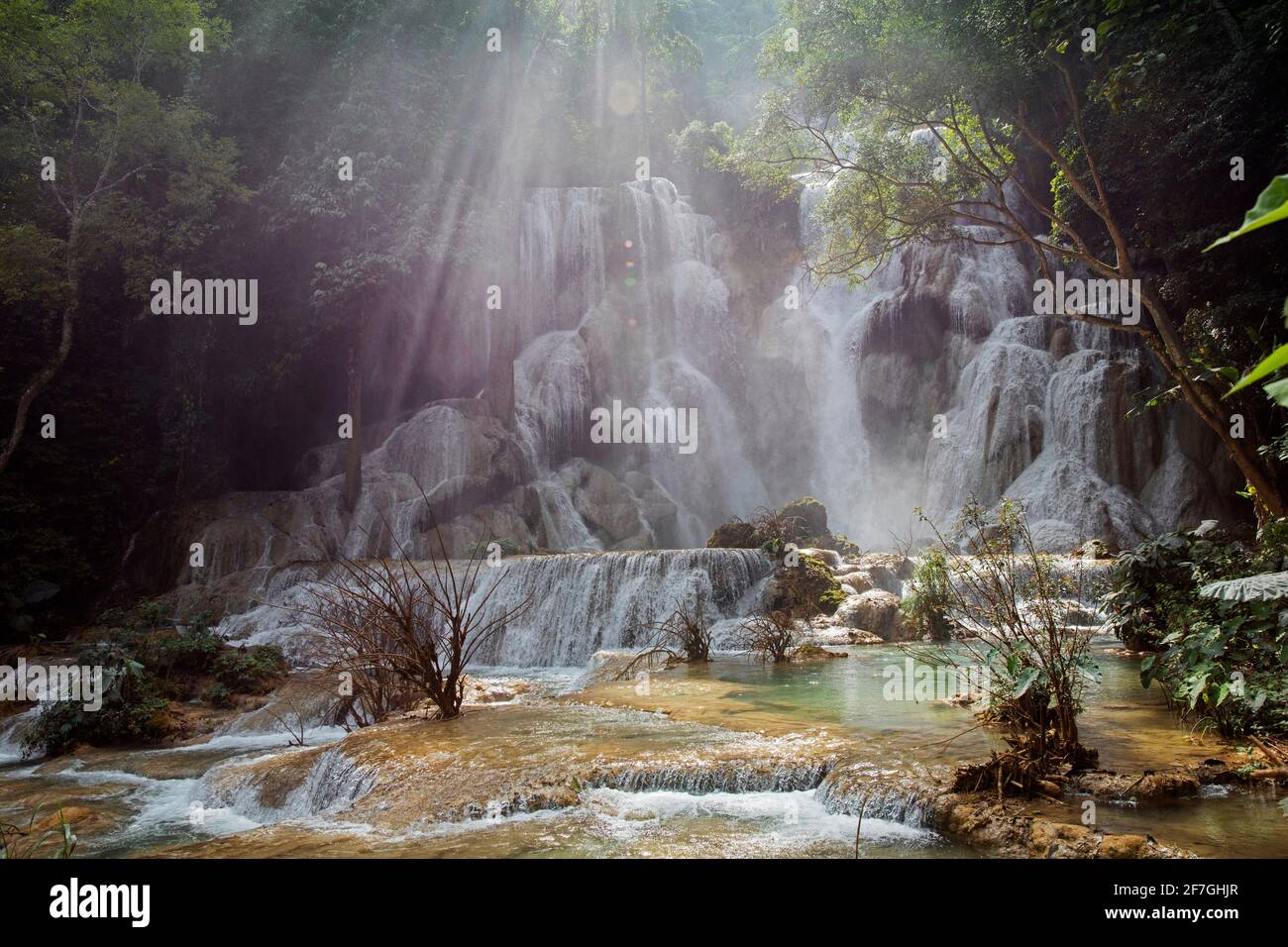 Chutes de Kuang si / chutes de Kuang Xi / chutes de Tat Kuang si dans la jungle près de Luang Phabang / Luang Prabang, Laos Banque D'Images