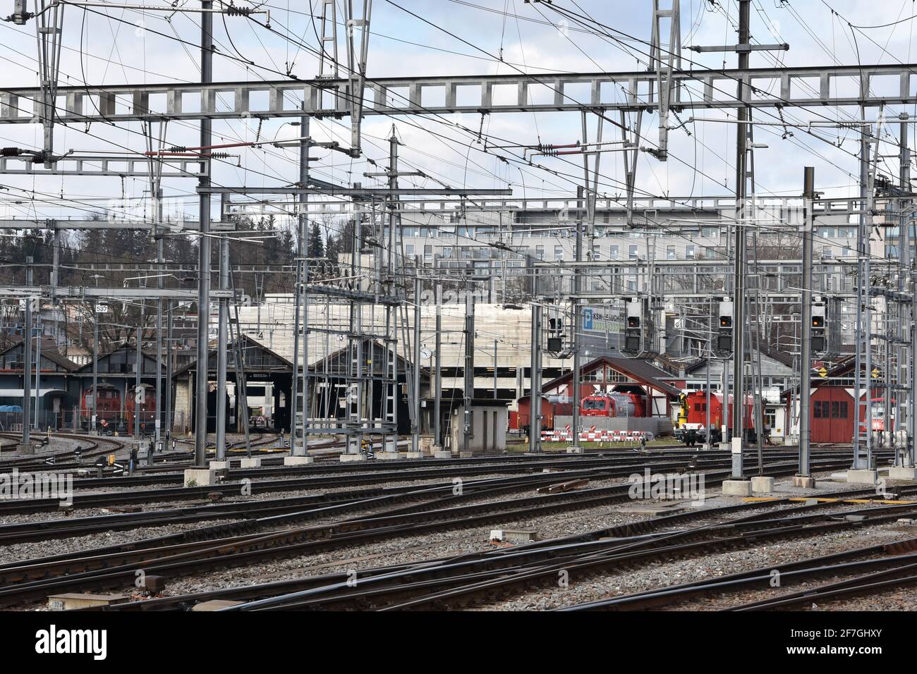 Dépôt ferroviaire avec des trains garés à Winterthur, en Suisse, avec beaucoup de piliers électriques ferroviaires et de lignes électriques. Banque D'Images