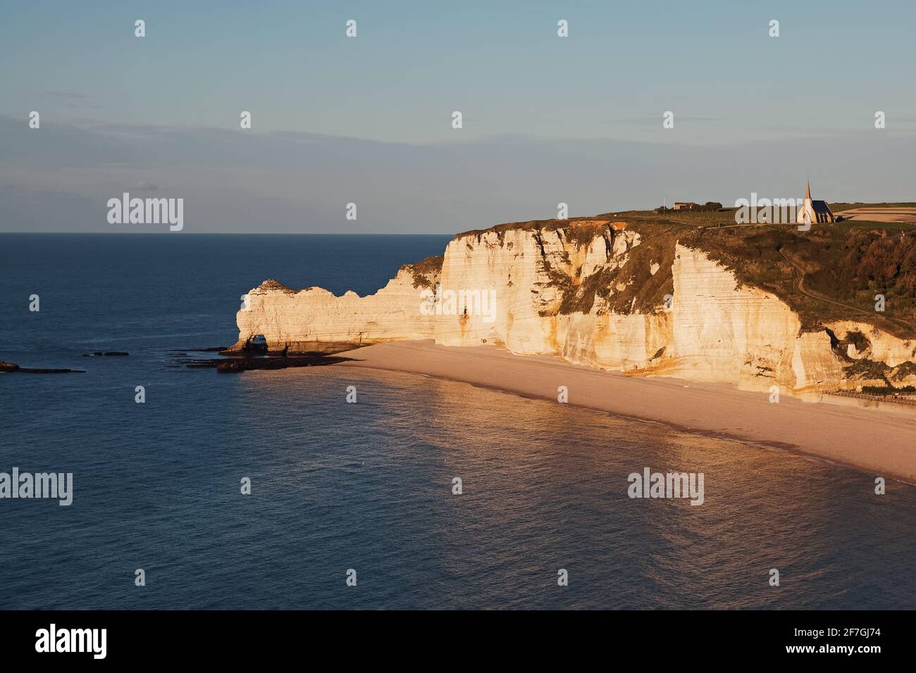 Belles falaises blanches d'Etretat à la lumière du coucher du soleil, Banque D'Images
