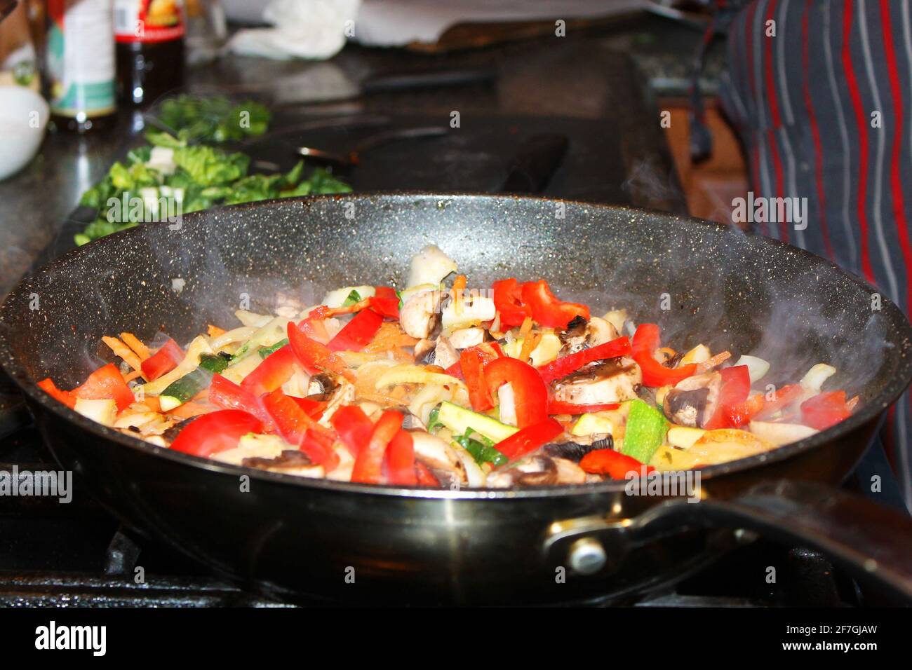 Gros plan de légumes frits dans une poêle pour le bustier de bœuf coréen bulgogi. Banque D'Images