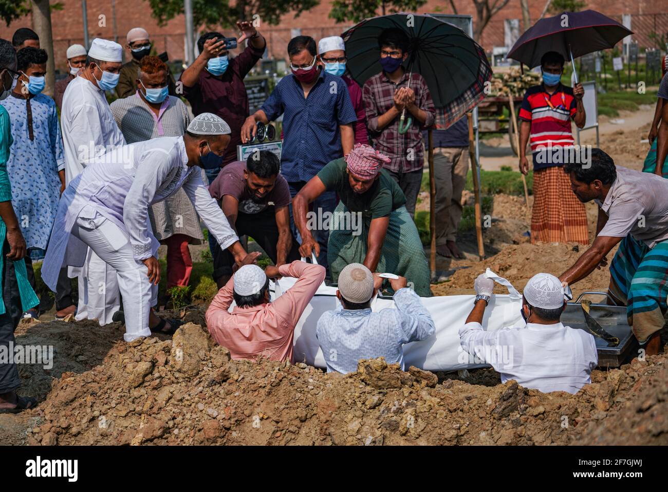 Auparavant, des volontaires travaillaient pour des inhumations de coronavirus morts, mais maintenant des parents font le travail au cimetière de Rayer Bazar à Dhaka, au Bangladesh, le 07 avril 2021. Banque D'Images