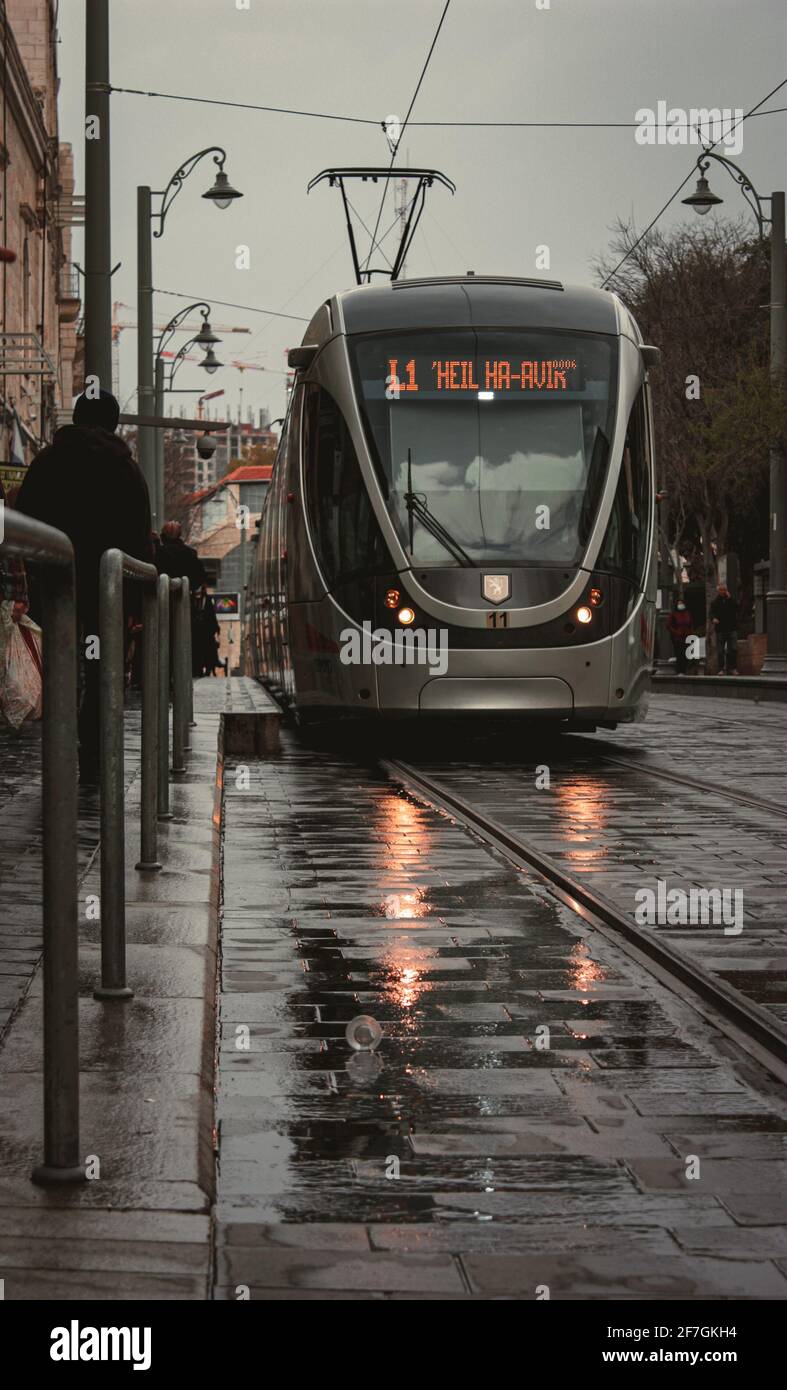 Tramway qui se reflète sur le sol dans la vieille ville de Jérusalem Banque D'Images