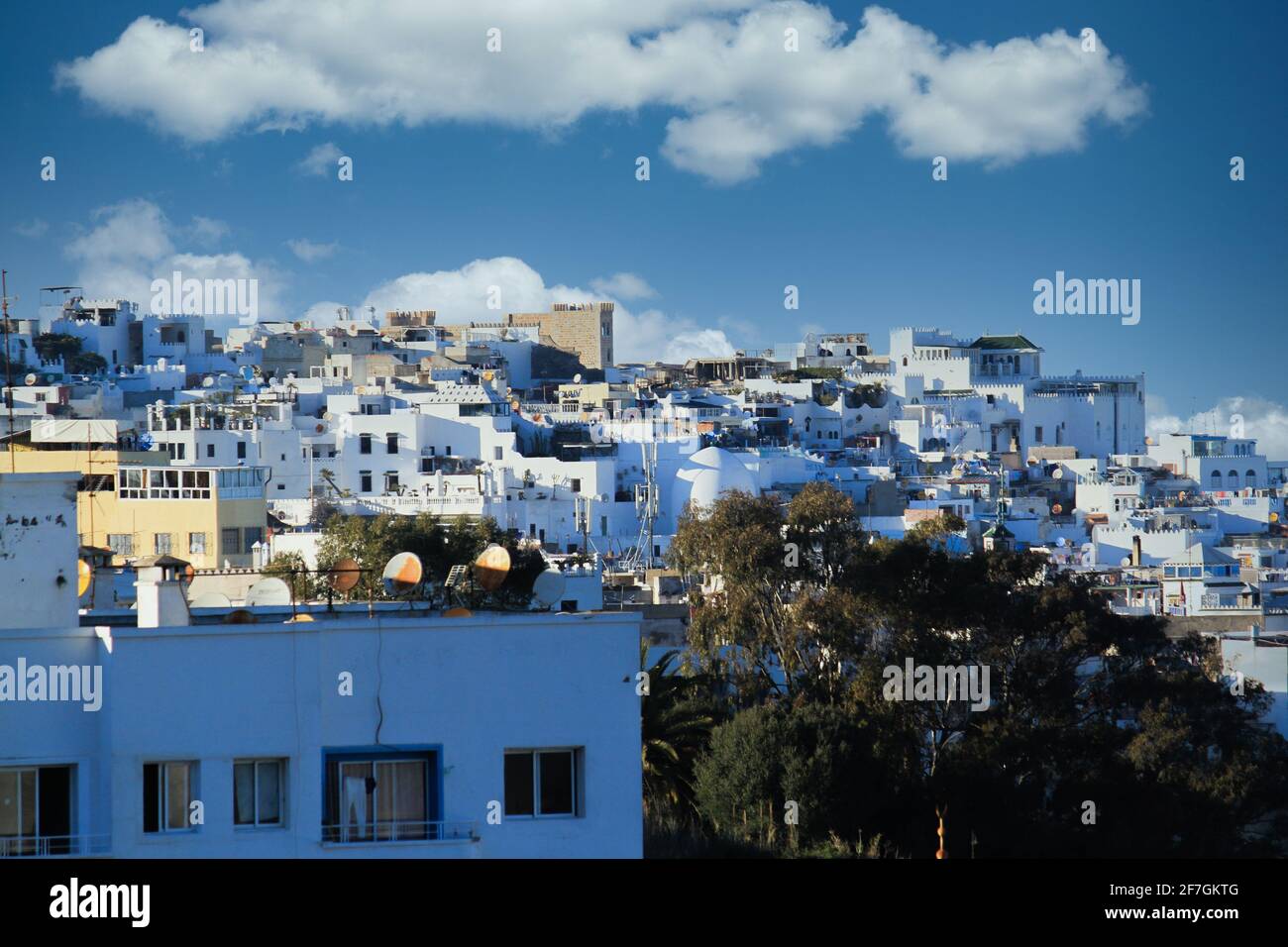 Une photographie aérienne de la ville de Tanger au Maroc avec de nombreux bâtiments Banque D'Images