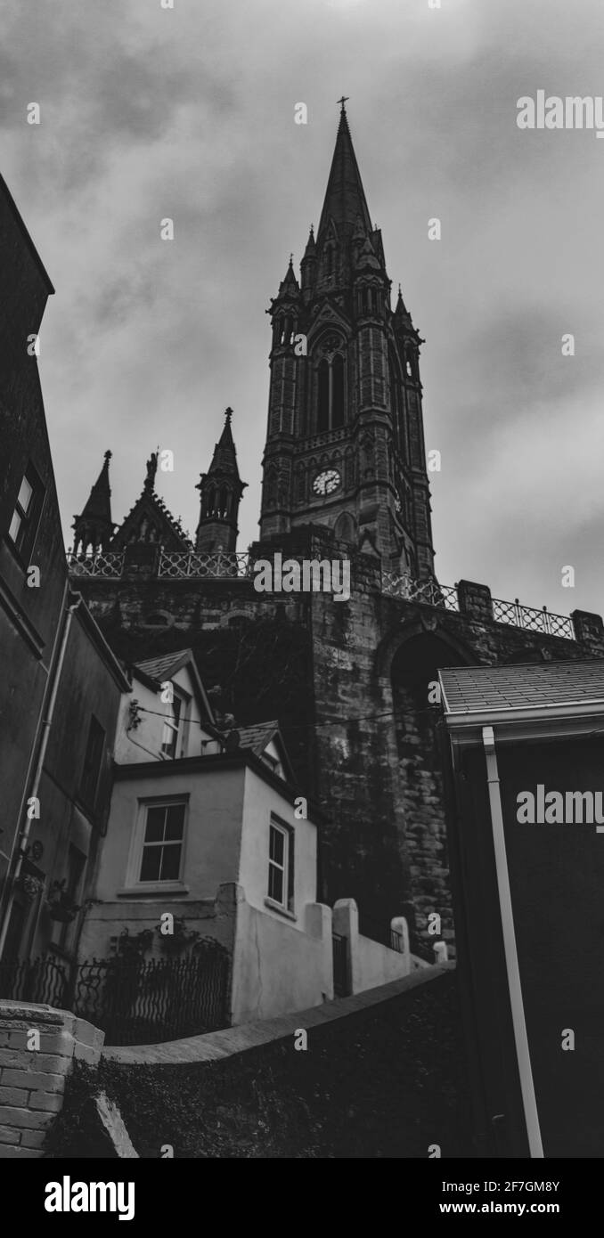 Cathédrale Saint-Colman, Cobh - image haute résolution en noir et blanc Banque D'Images