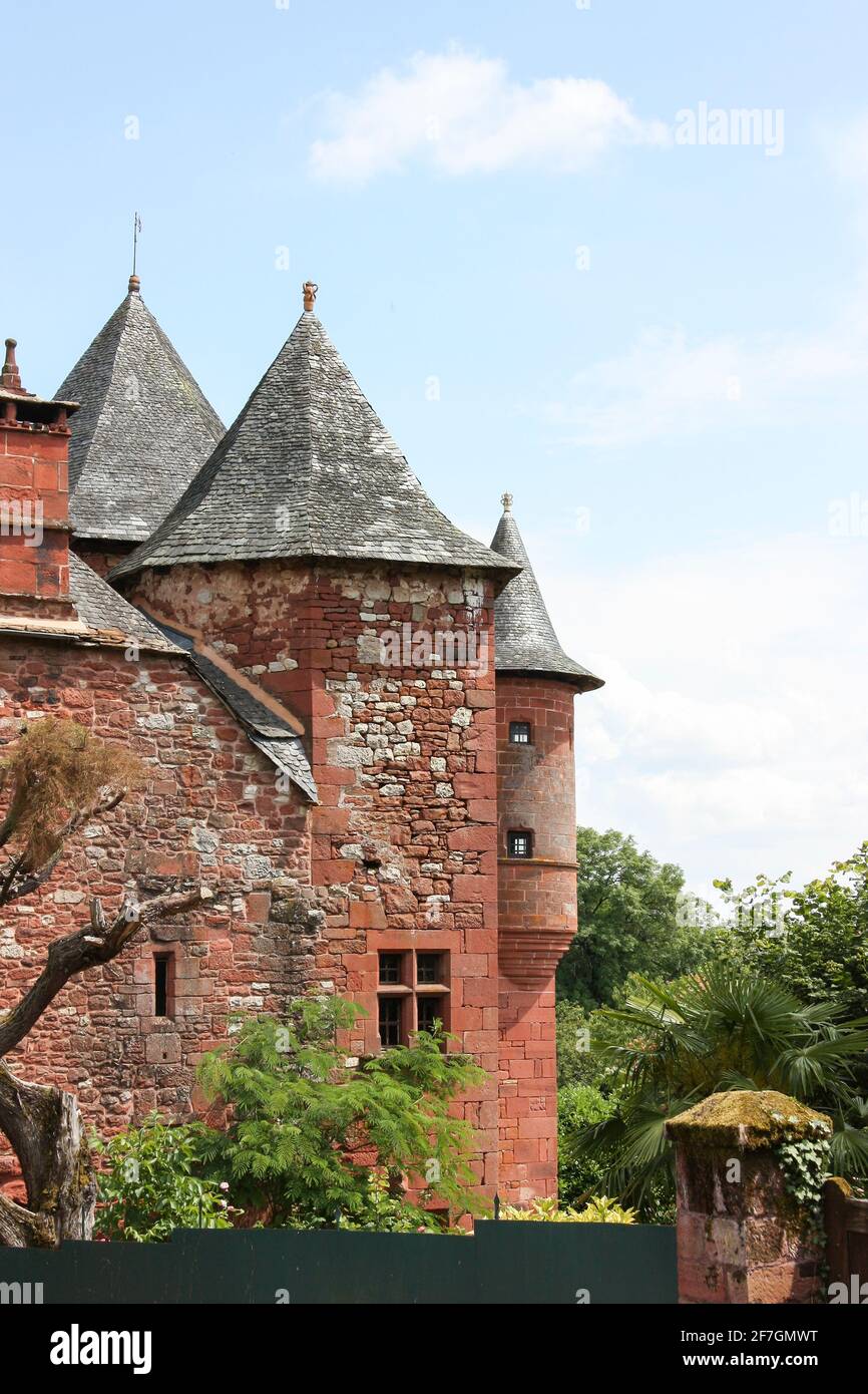 Château / Manoir de Vassinhac, Collonges la Rouge, Correze, Nouvelle-Aquitaine, France. Avec son architecture en pierre rouge caractéristique, il est classé comme Banque D'Images
