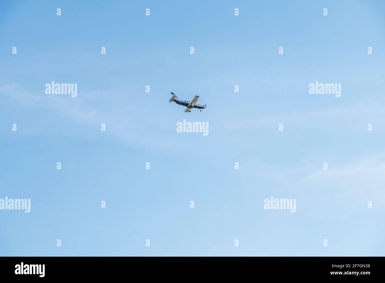 Atterrissage d'un petit avion passager sur un ciel bleu Banque D'Images