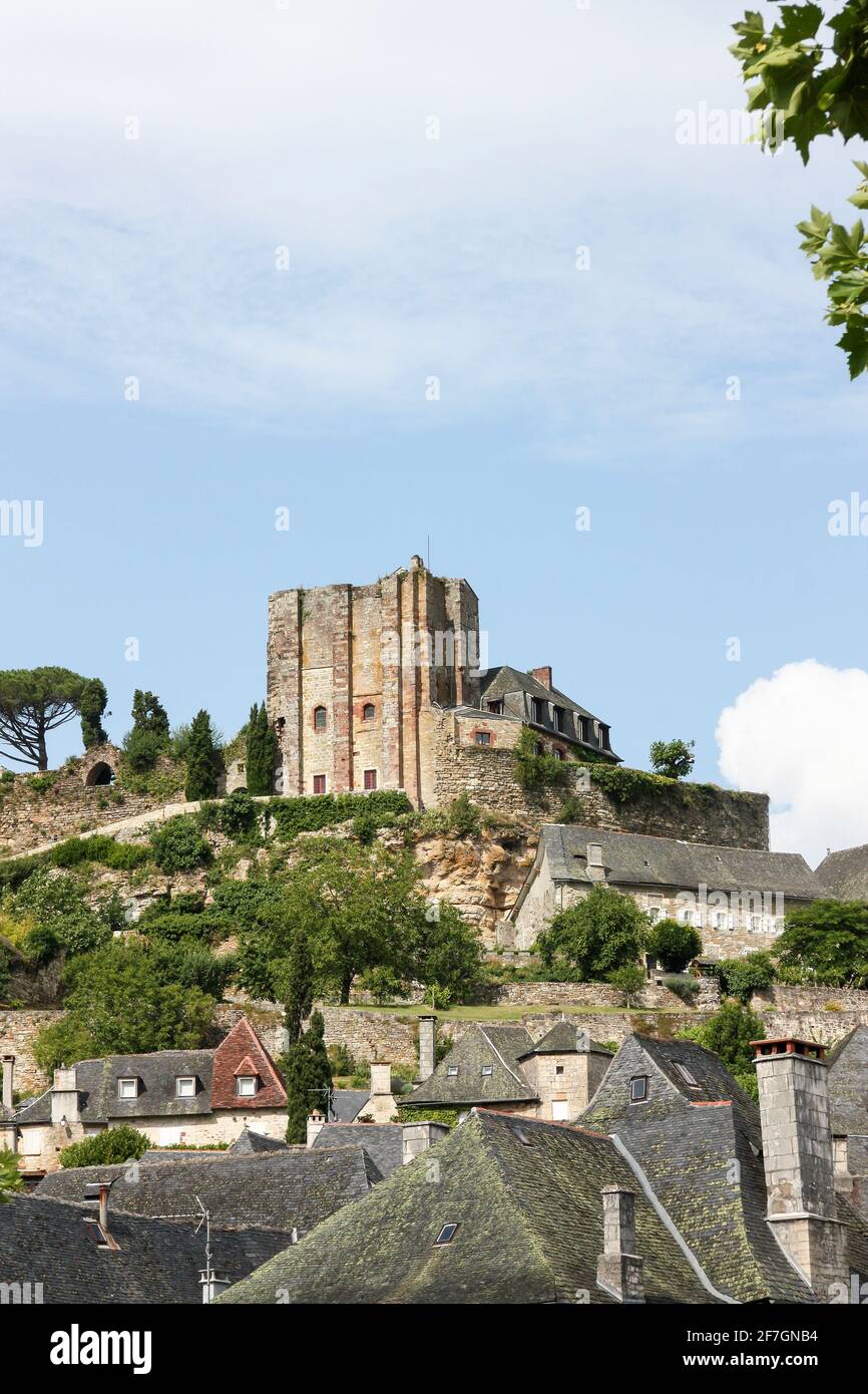 Turenne, Corrèze, France, avec son château perché, ses bâtiments en pierre et ses toits en pierre de lauze, classés villages plus Beaux, ou plus beau village Banque D'Images