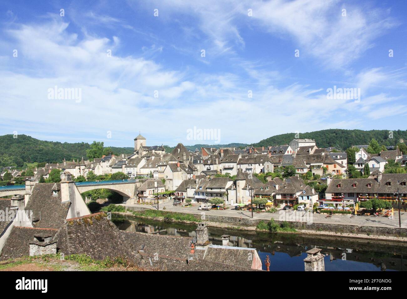 Vue panoramique sur les quais et la ville d'Argentat-sur-Dordogne, Corrèze, Nouvelle-Aquitaine, France sur la Dordogne, avec ses toits en pierre de lauze Banque D'Images