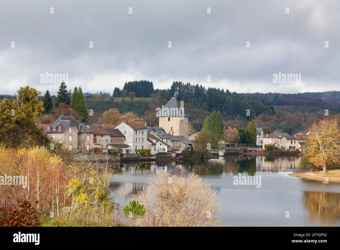 Petit village médiéval pittoresque de Peyrat le Château sur le plateau de Millevaches, Creuse, Nouvelle Aquitaine, (autrefois Limousin) France afte Banque D'Images