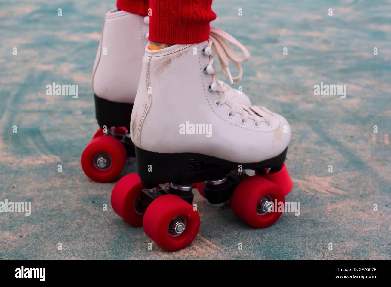 Learning to roller skate Banque de photographies et d'images à haute  résolution - Alamy