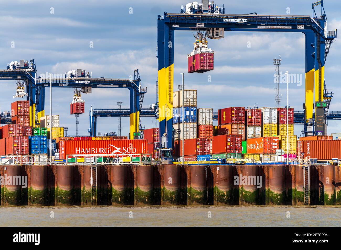 Global Britain UK Trade, UK Container Trade - UK Container Port - conteneurs d'expédition stockés au port Felixstowe, le plus grand port de conteneurs du Royaume-Uni Banque D'Images
