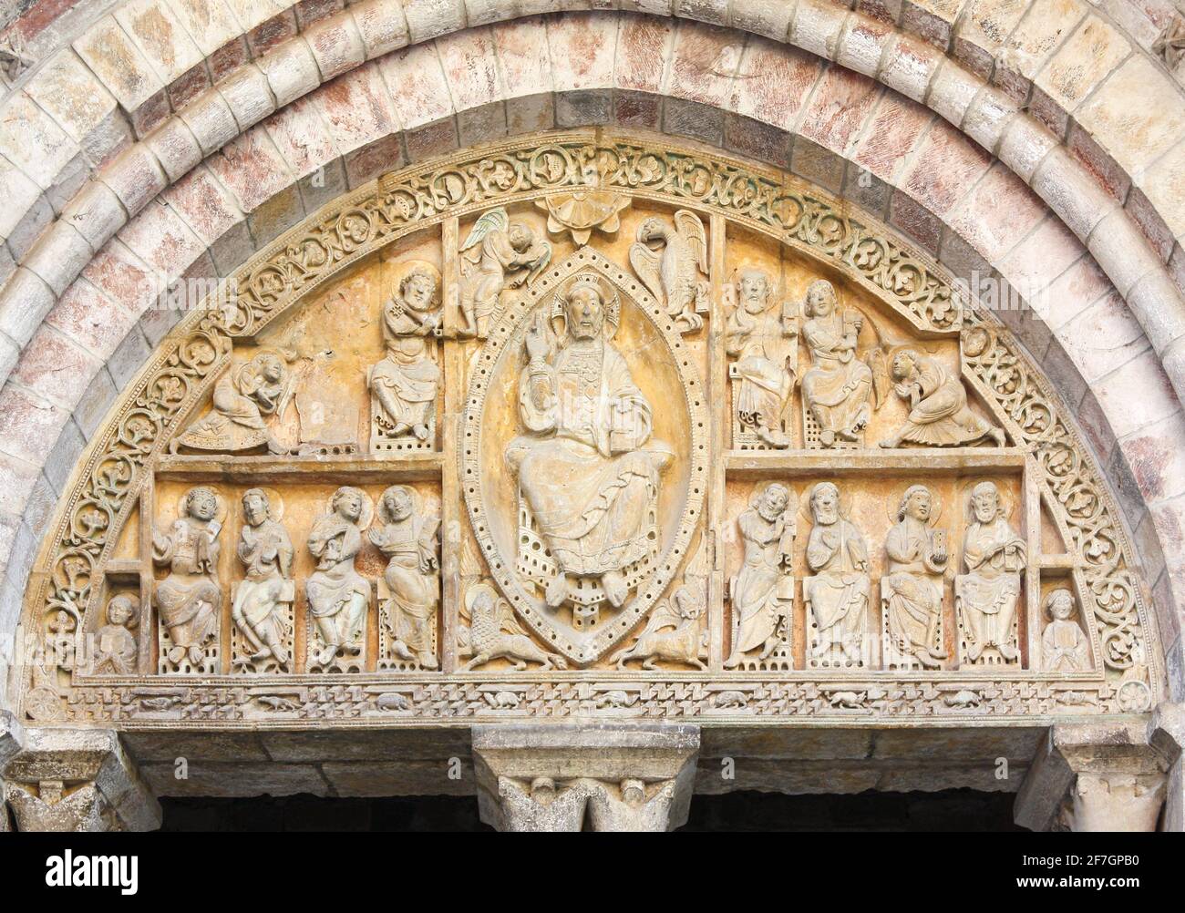 Célèbre tympan du XIIe siècle à l'entrée de l'église romane Saint-Pierre, Carennac, Lot, France, un des villages plus Beaux ou la plupart du monde Banque D'Images