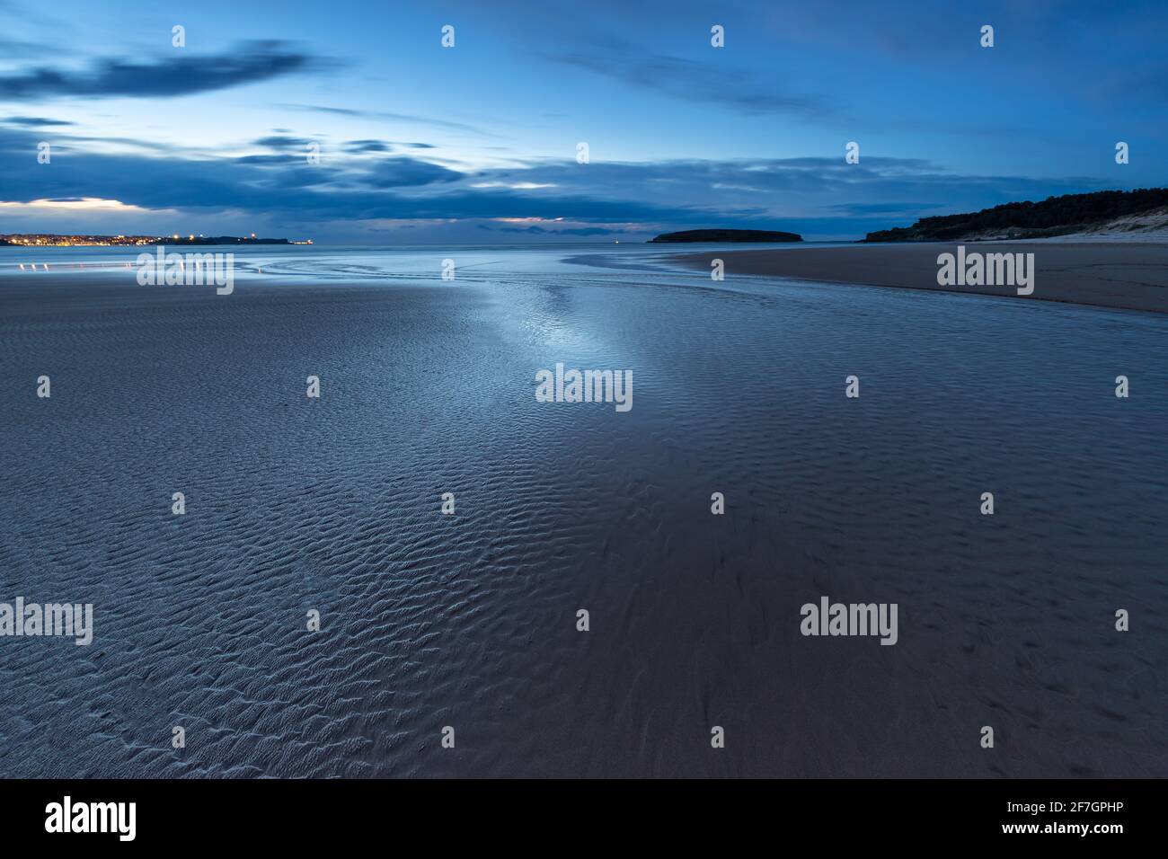 Coucher de soleil dans la plage de Loredo. La Cantabrie. L'Espagne. Banque D'Images