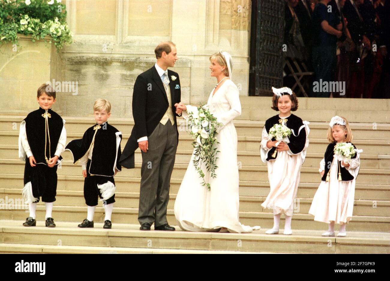 Le comte et la comtesse de Wessex juin 1999autrefois Prince Edward et Sophie Rhys Jones avec son pageboy et ses demoiselles Felix Sowerbutts, Henry Warburton, Camilla Hadden et Olivia Taylor quittant St George's Chapel Windsor après leur mariage Banque D'Images