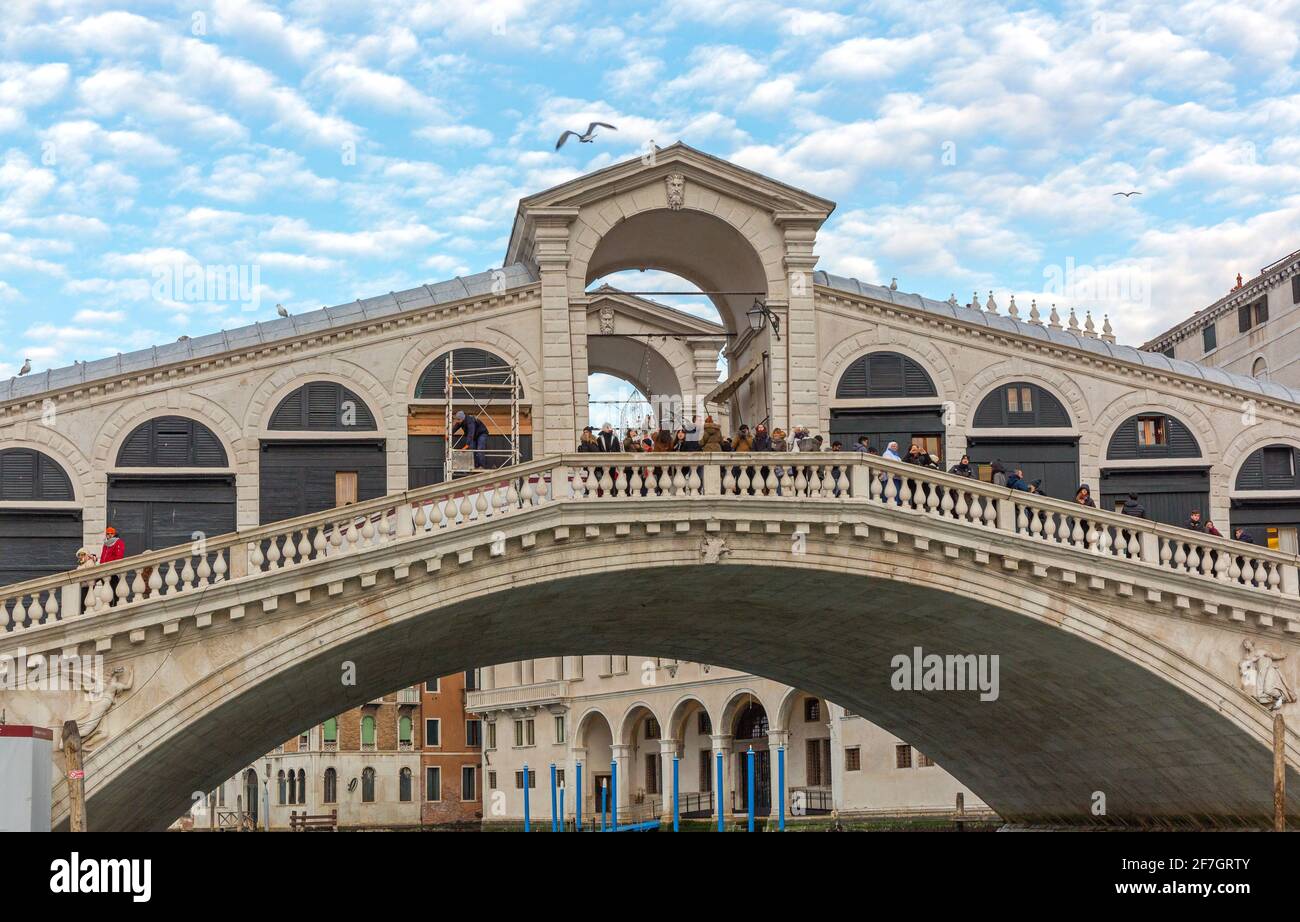 Venise, Italie - 9 janvier 2017 : le sommet du pont du Rialto Atratraction touristique en hiver à Venise, Italie. Banque D'Images