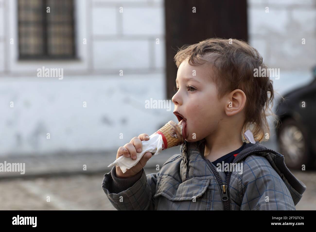 Garçon avec un cône de glace dans la rue Banque D'Images