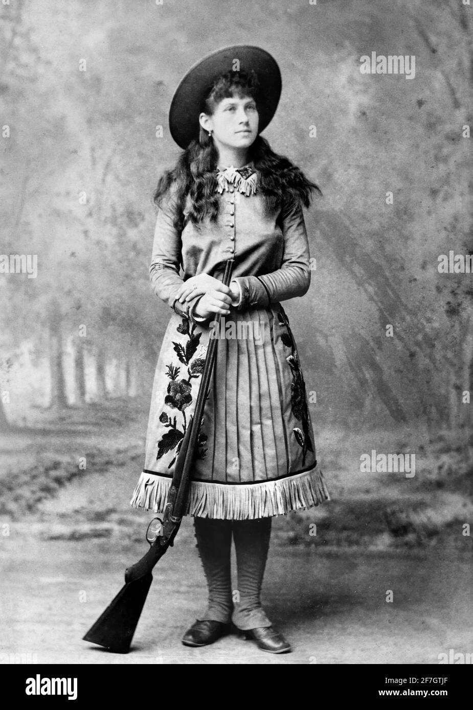 Annie Oakley. Portrait du célèbre sharpshooter américain, Annie Oakley (n. Phoebe Ann Mosey, 1860-1926) . Photo de John Wood, c. 1885 Banque D'Images