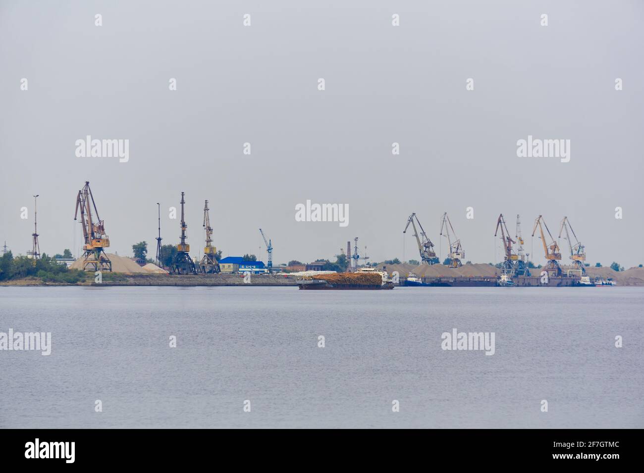 paysage aquatique industriel avec navire de cargaison en bois et terminal de cargaison Banque D'Images