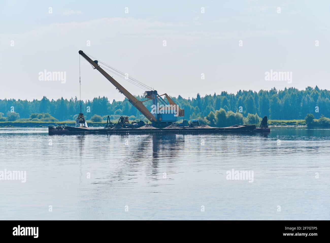 dredger travaille à approfondir le fairway sur la rivière Banque D'Images