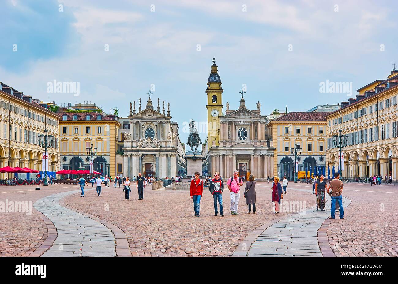 TURIN, ITALIE - 9 mai 2012 : la place San Carlo avec le monument du Duc de Savoie, les édifices classiques et les églises jumelles, dédiée à San Cristina et San CA Banque D'Images