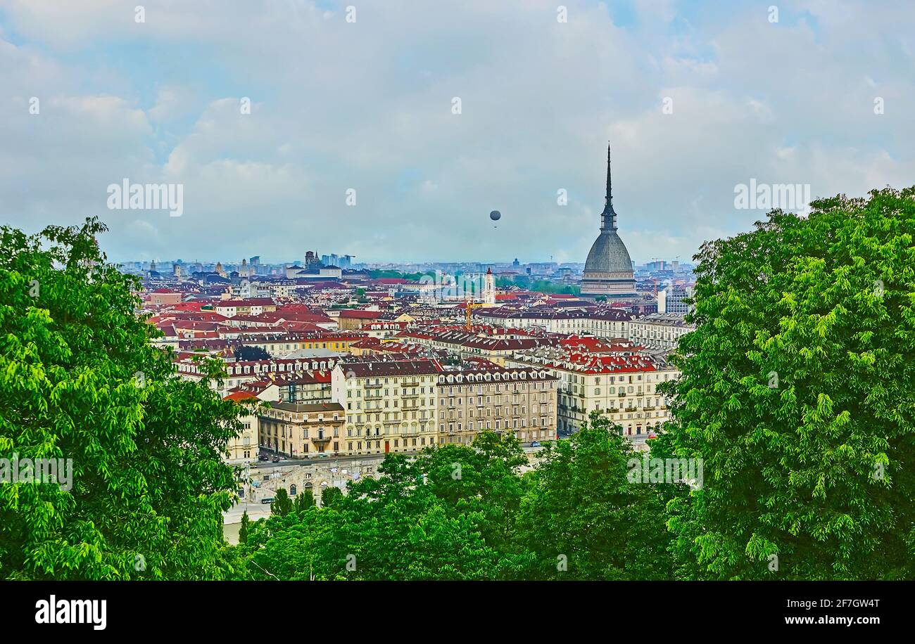 Le point de vue de Monte dei Cappuccini surplombe le paysage urbain de Turin avec Mole Antonelliana, des édifices classiques et un ballon à air chaud au-dessus de la ville, en Italie Banque D'Images