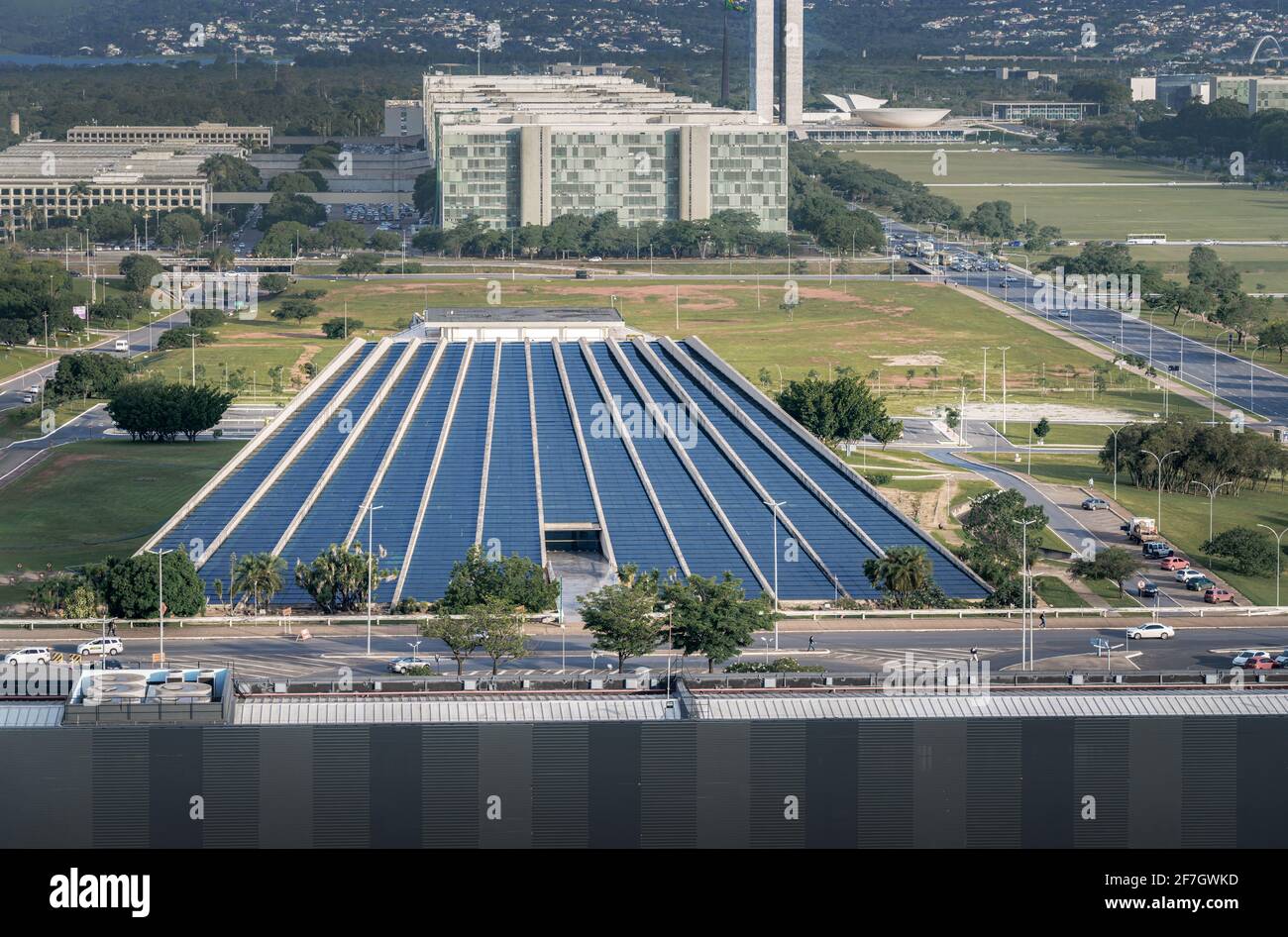 Vue aérienne du théâtre national de Brasilia et de Claudio Santoro - Brasilia, District fédéral, Brésil Banque D'Images