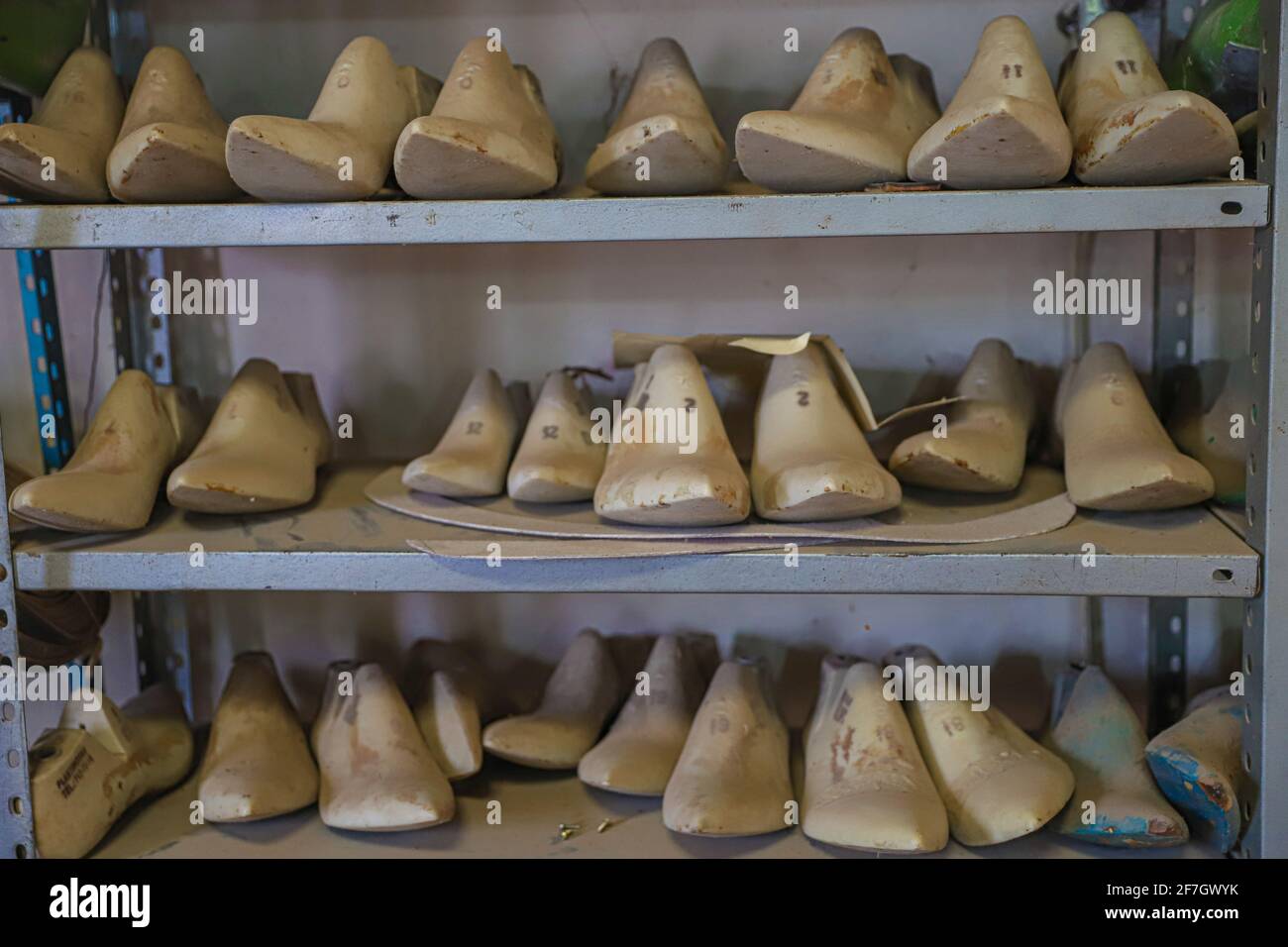 La chaussure dure dans l'usine de bottes, articles de sellerie, chaussures  et maroquinerie dans la municipalité de Moctezuma. Moctezuma, Sonora,  Mexique. . (Photo par Luis Gutierrez / Norte photo) Hormas para calzado