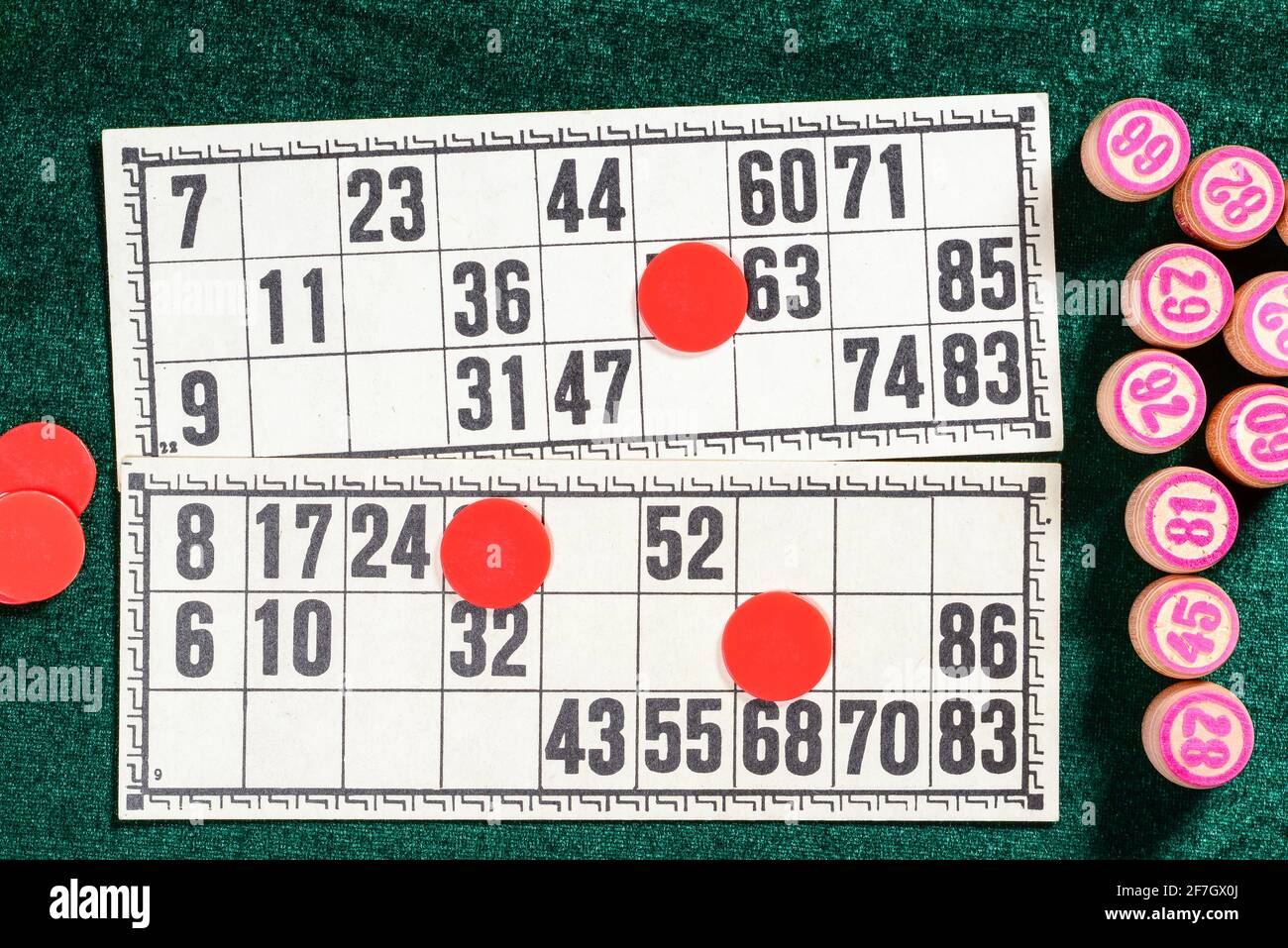 Jetons Rouges Lotto, jeu de société familial classique. Plusieurs barils en bois avec ...