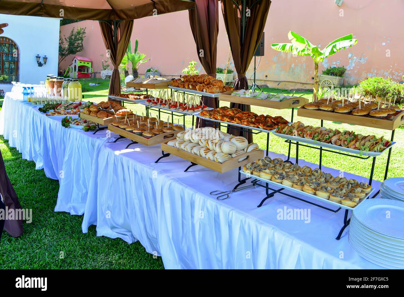 buffet de desserts sur des tables blanches dans le jardin Banque D'Images