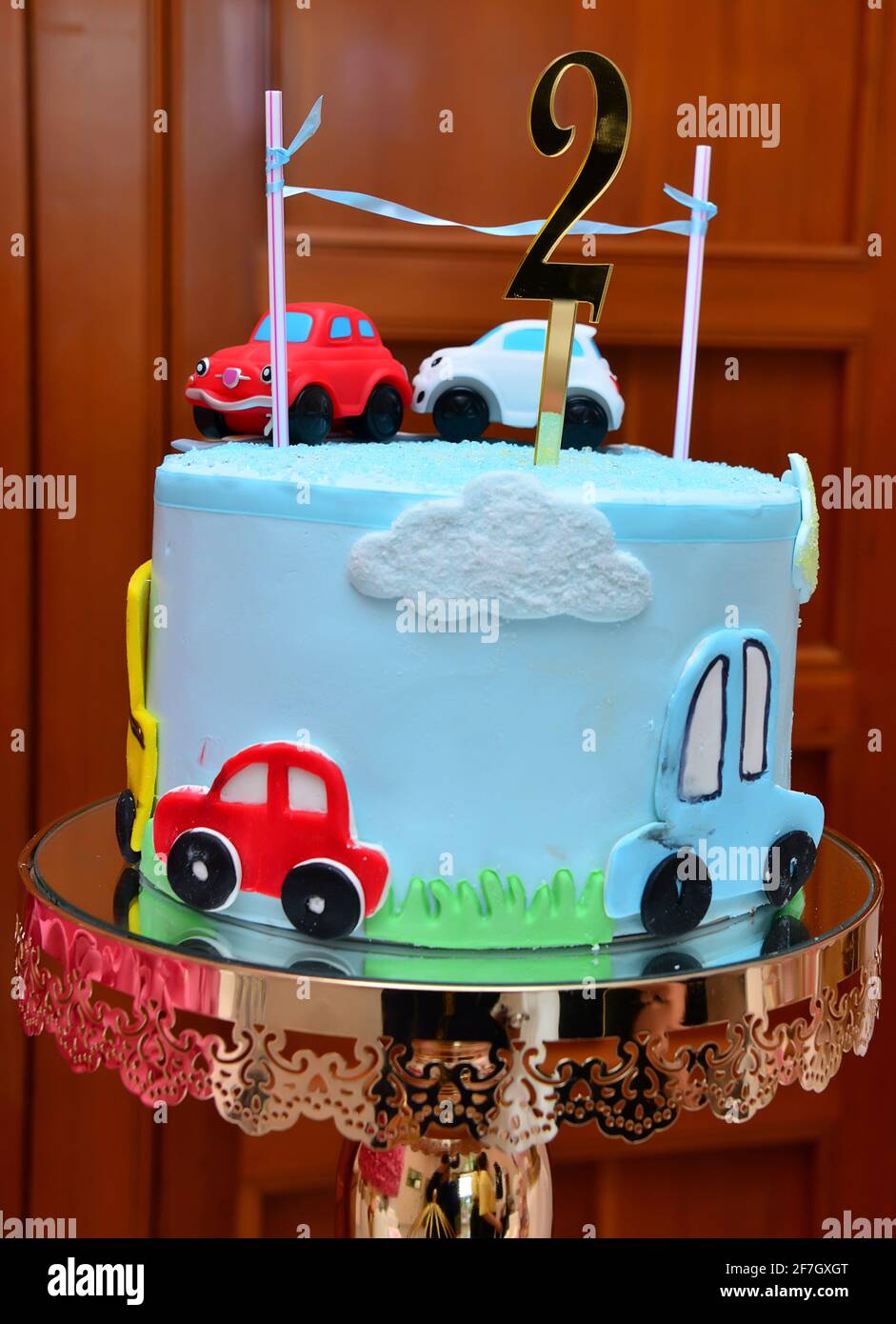 Gateau D Anniversaire Colore Pour Enfants Decore De Petites Voitures Et Numero Deux Sur Le Dessus Photo Stock Alamy