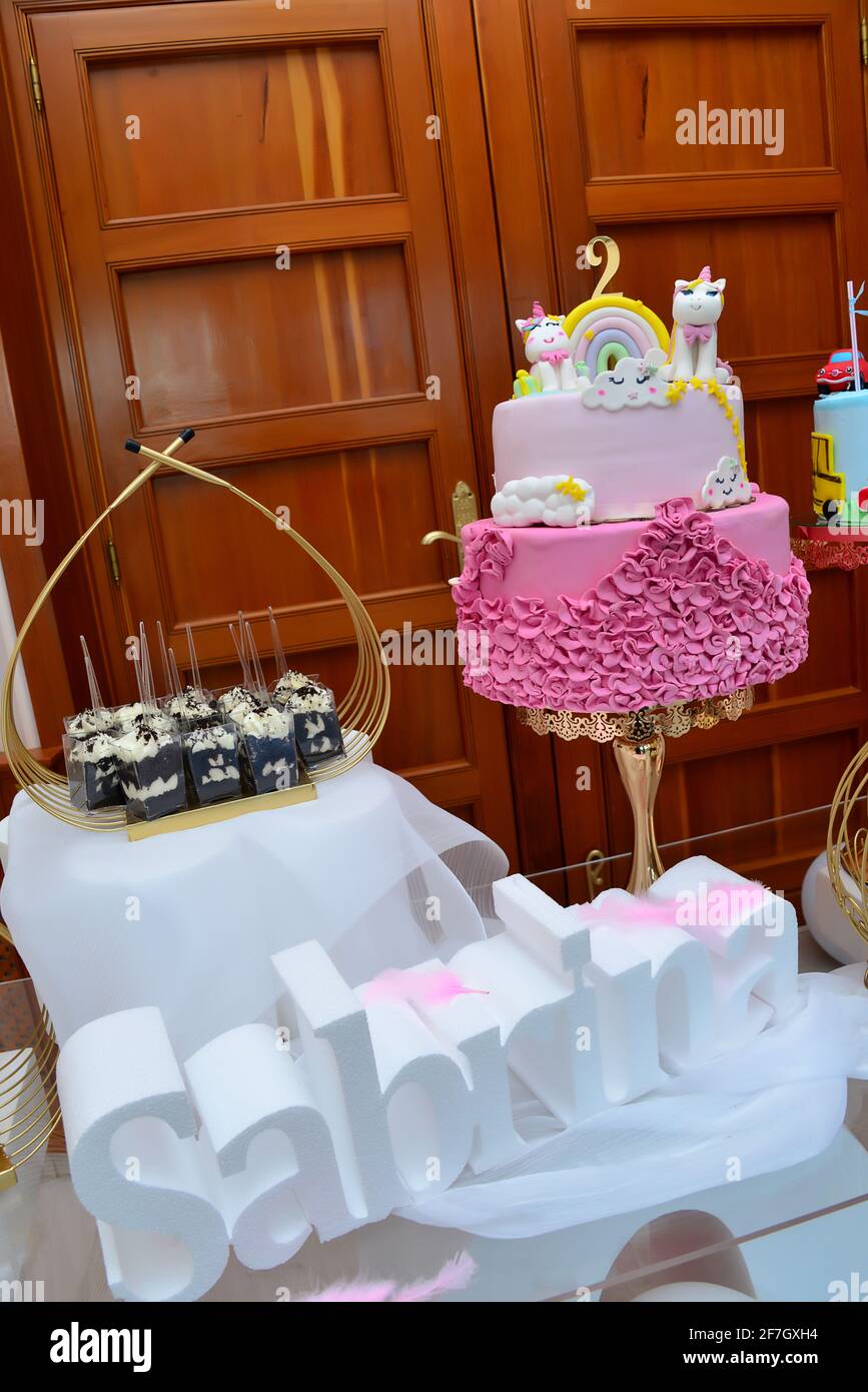 Fete D Anniversaire Pour Enfants Avec Decoration Pastel Coloree Licorne Arc En Ciel Cake Candy Et Fruits Table Pour Fete D Anniversaire Pour Enfant Ou Bebe Photo Stock Alamy
