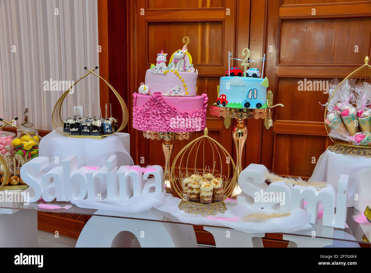 Gateau Au Licorne Et Gateau Decore De Voitures Anniversaire Garcon Et Fille Buffet De Fete Photo Stock Alamy Gateau Au Licorne Et Gateau Decore De Voitures Anniversaire Garcon Et Fille Buffet De Fete Photo Stock Alamy