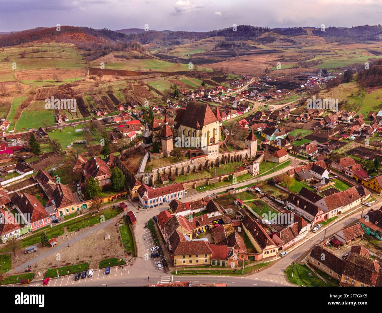 Vue sur les oiseaux photographie d'une église fortifiée située en Roumanie, village de Biertan. Tir de drone d'une église fortifiée médiévale. Banque D'Images