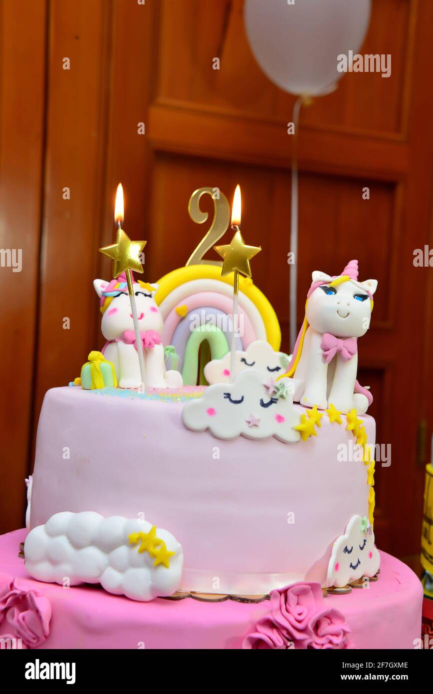 Fete D Anniversaire Pour Enfants Avec Decoration Pastel Coloree Licorne Arc En Ciel Cake Candy Et Fruits Table Pour Fete D Anniversaire Pour Enfant Ou Bebe Photo Stock Alamy
