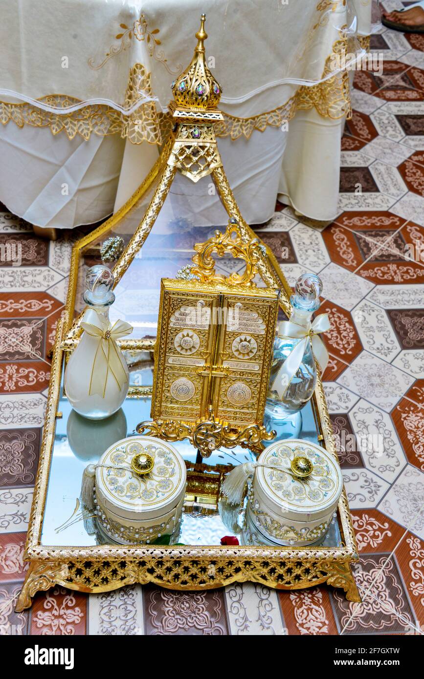 Cadeaux de mariage marocains. Un Coran d'or que le marié offre à la mariée le soir de son mariage. Pour apporter Bonne chance. Traditions de mariage au Maghreb. Banque D'Images