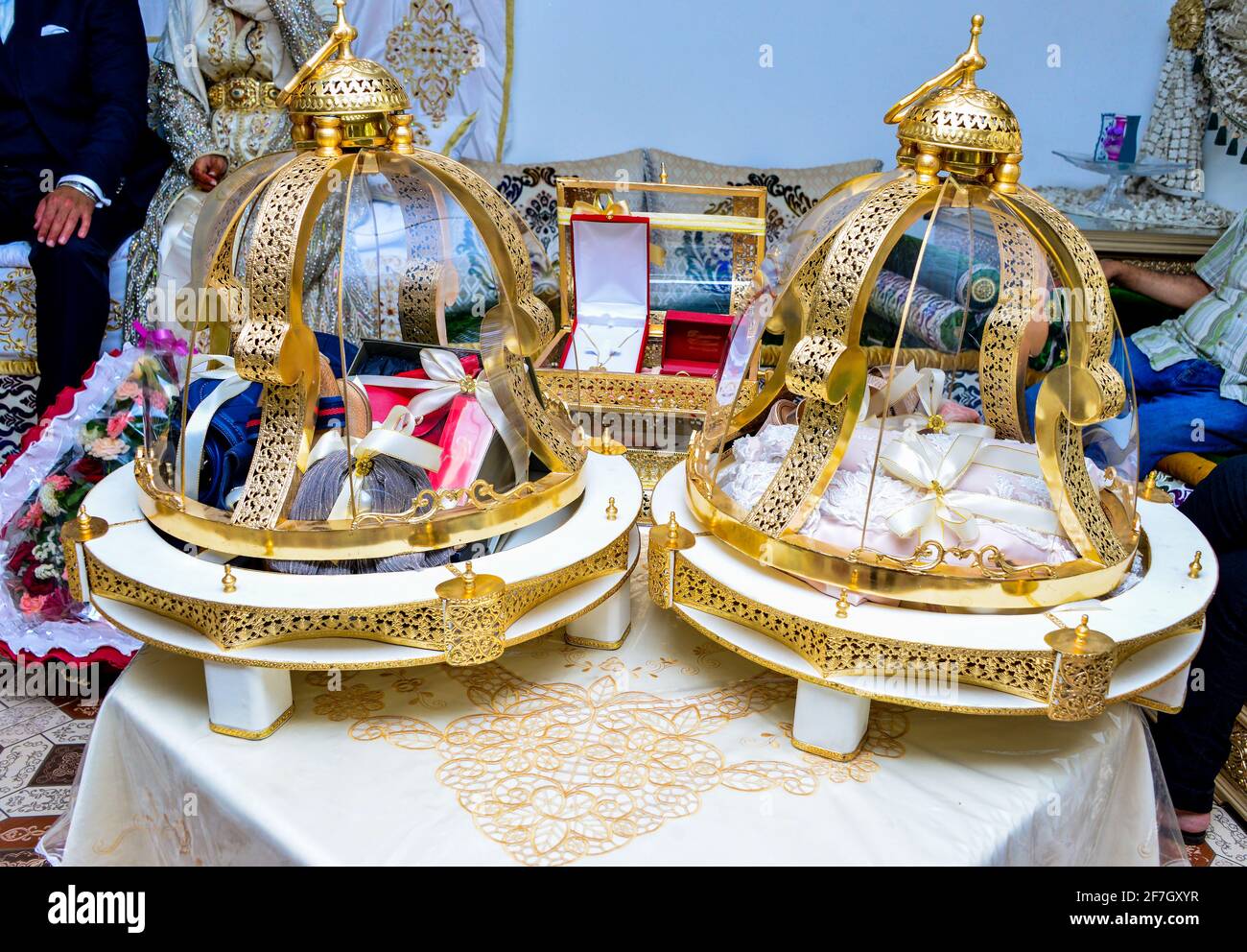 Le Tyafer marocain, des contenants-cadeaux traditionnels pour la cérémonie de mariage, décoré avec des broderies dorées ornées. Mariage marocain. Banque D'Images