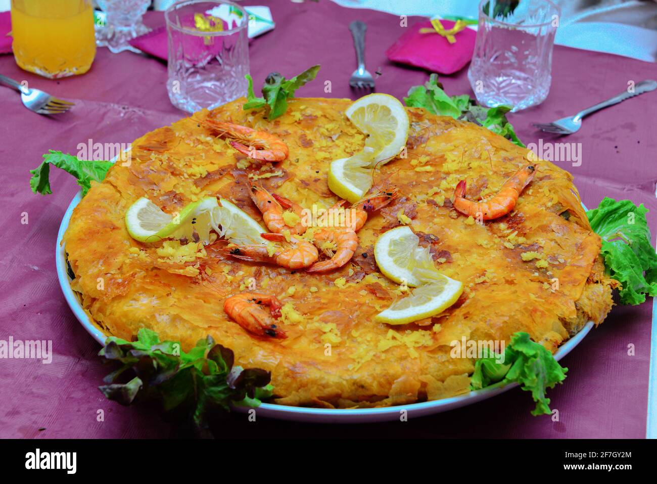 Bastila ou Pastilla est un plat traditionnel marocain. Poisson Bastila est une tarte aux poissons, aux œufs, aux oignons et au sucre. Dans certaines régions du Maroc, c'est le cas Banque D'Images