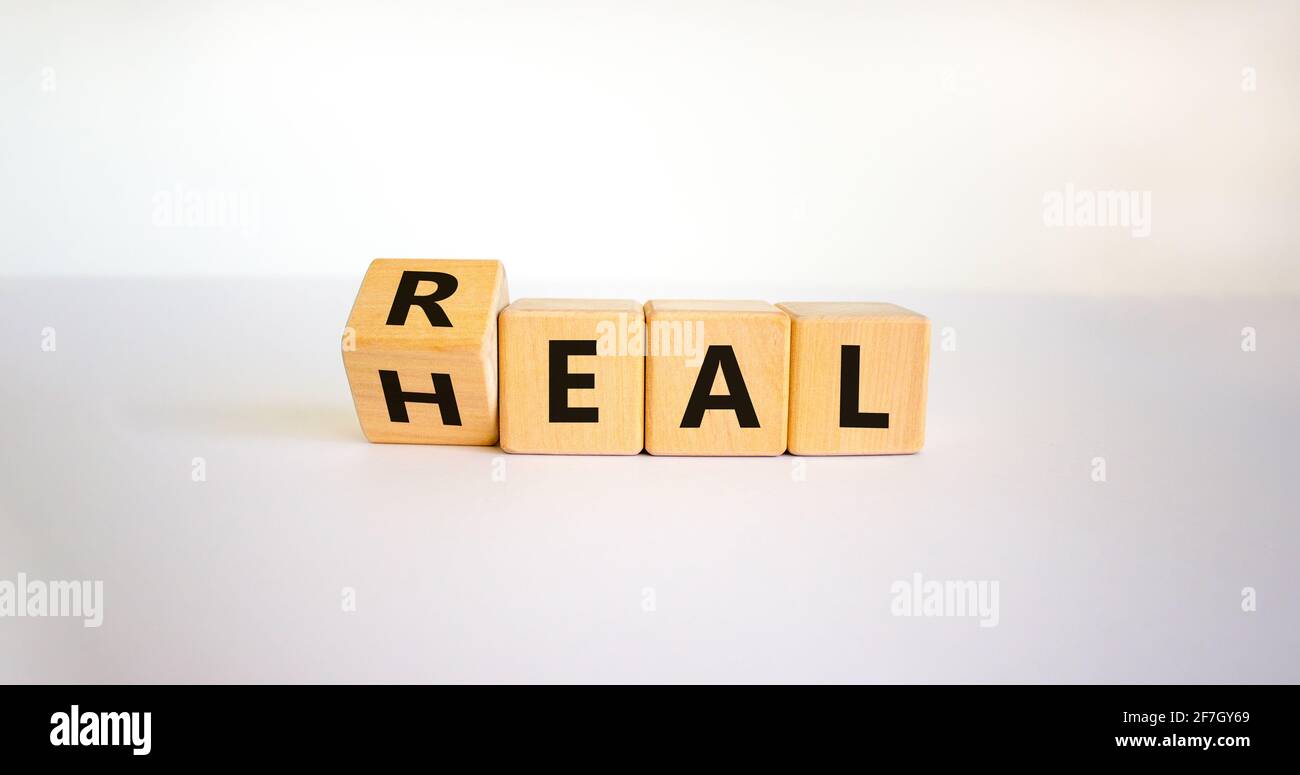 Symbole de correction réelle. Cubes tournés avec les mots « Real HEAL ».  Magnifique arrière-plan blanc, espace de copie. Concept médical et  véritable de guérison Photo Stock - Alamy